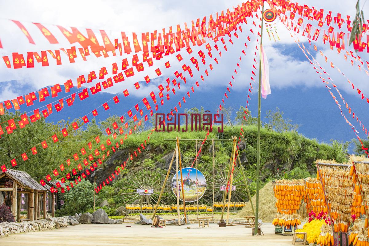 Dịp 2/9 này, lên Fansipan khám phá mùa vàng thổ cẩm, “săn” hoa xác pháo, dự lễ thượng cờ - Ảnh 1.