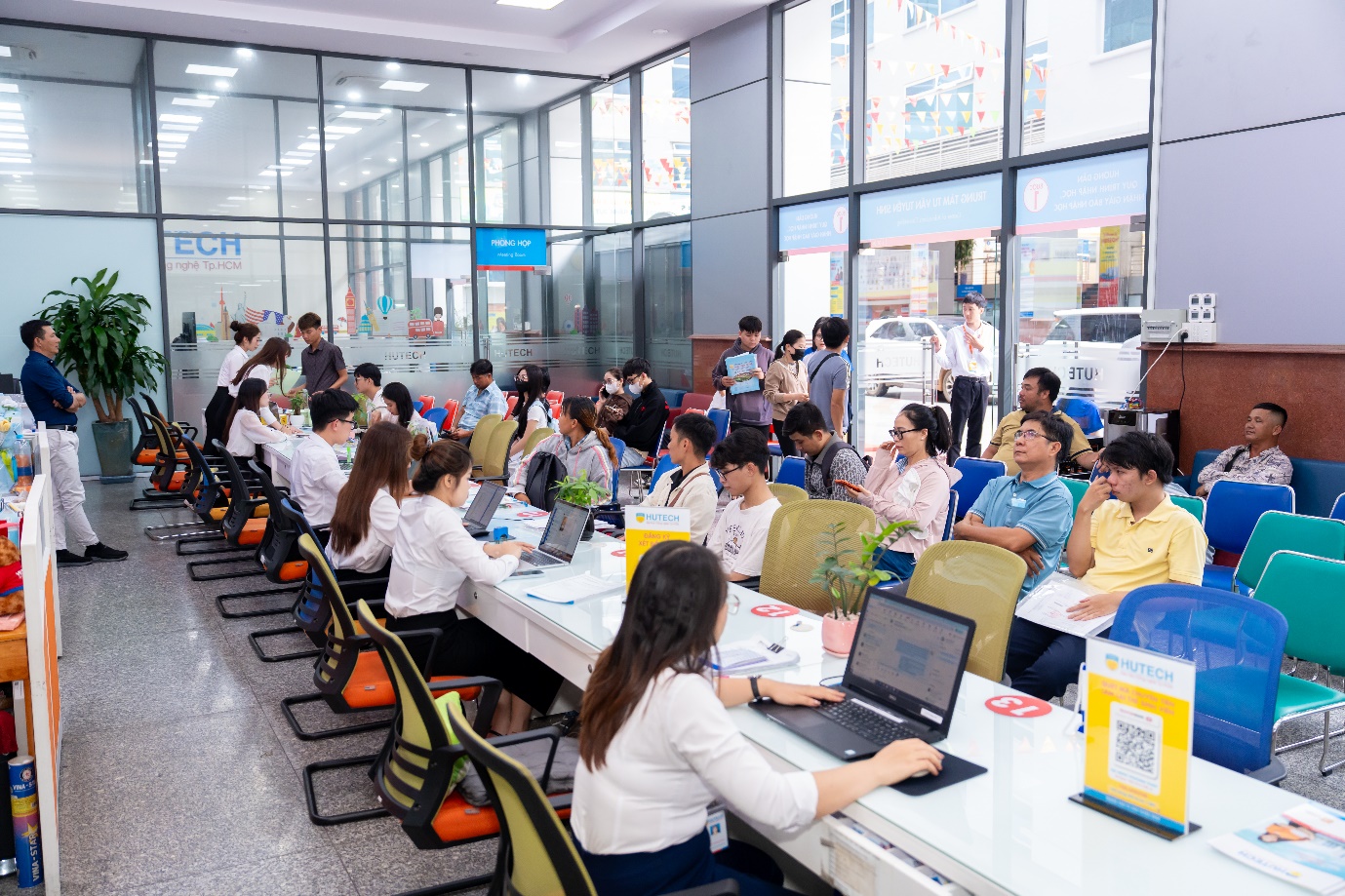 Chọn HUTECH m&ugrave;a nhập học 2026: Ng&agrave;nh học, học bổng v&agrave; niềm tin gia đ&igrave;nh - Ảnh 1.