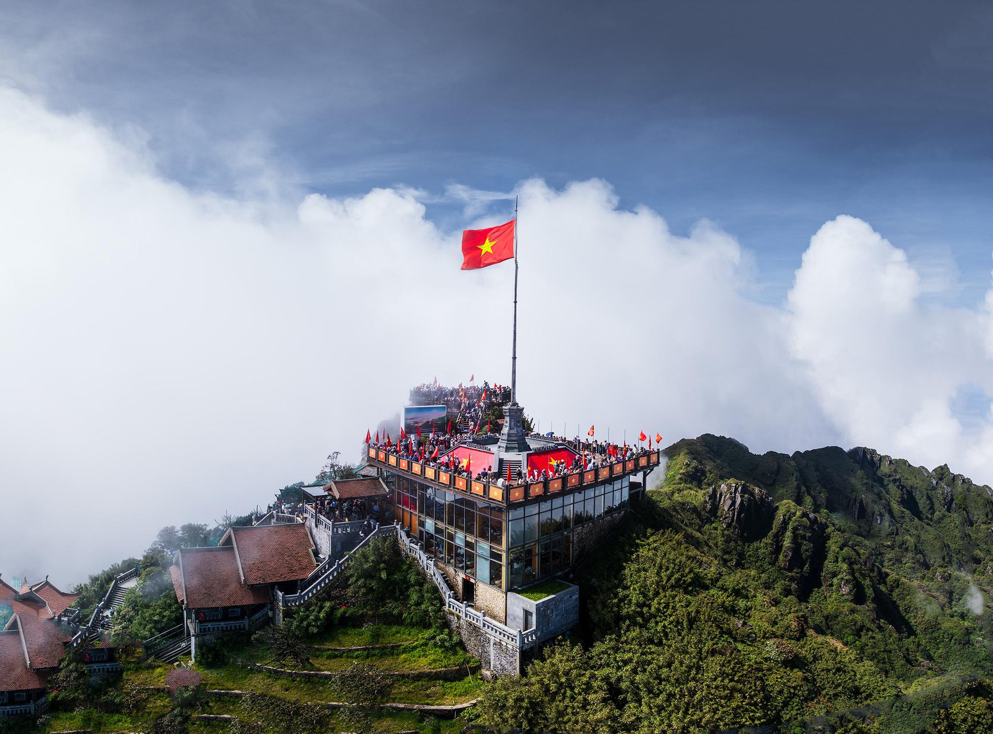 Dịp 2/9 này, lên Fansipan khám phá mùa vàng thổ cẩm, “săn” hoa xác pháo, dự lễ thượng cờ - Ảnh 3.
