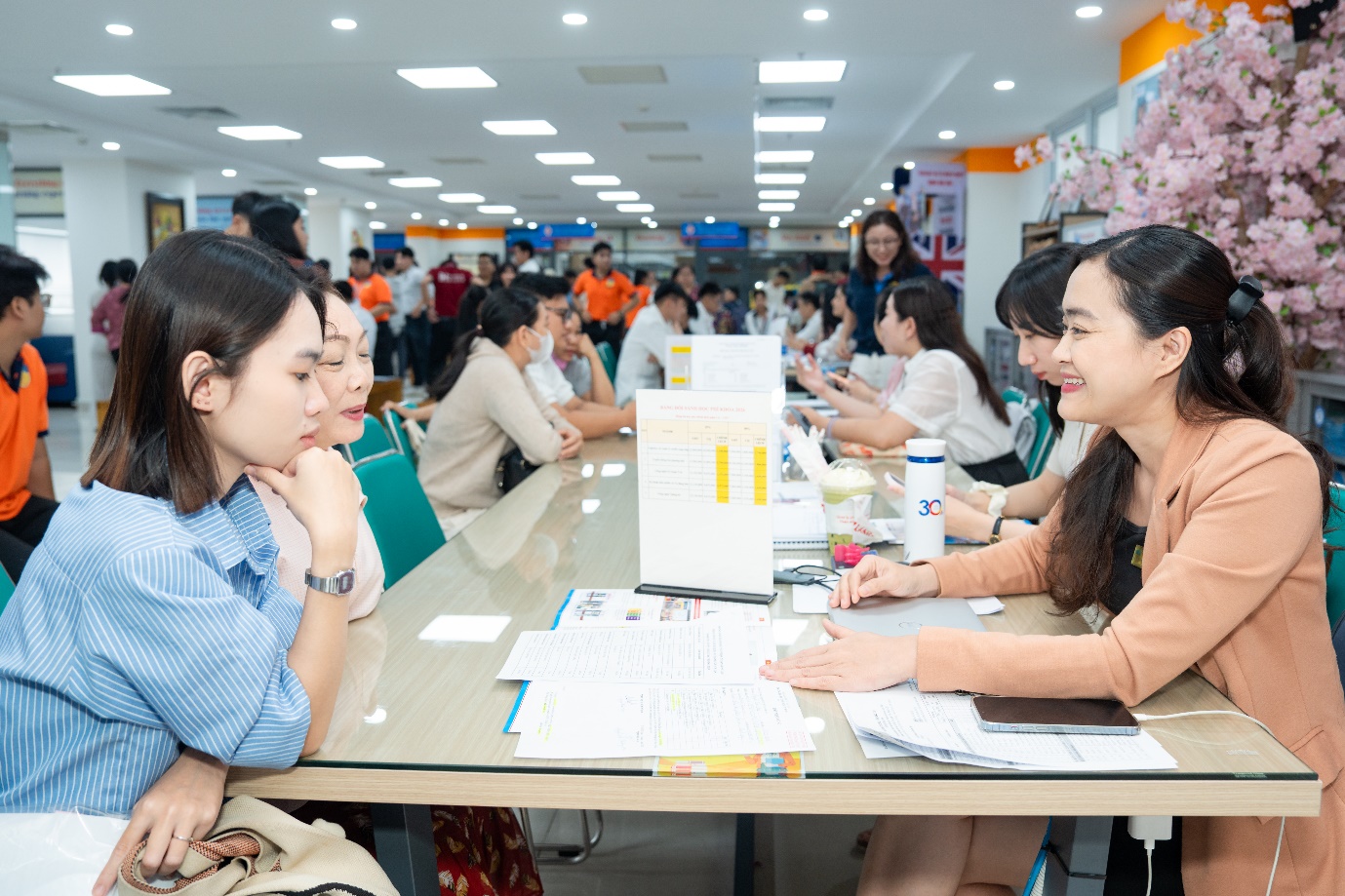 Chọn HUTECH m&ugrave;a nhập học 2026: Ng&agrave;nh học, học bổng v&agrave; niềm tin gia đ&igrave;nh - Ảnh 3.
