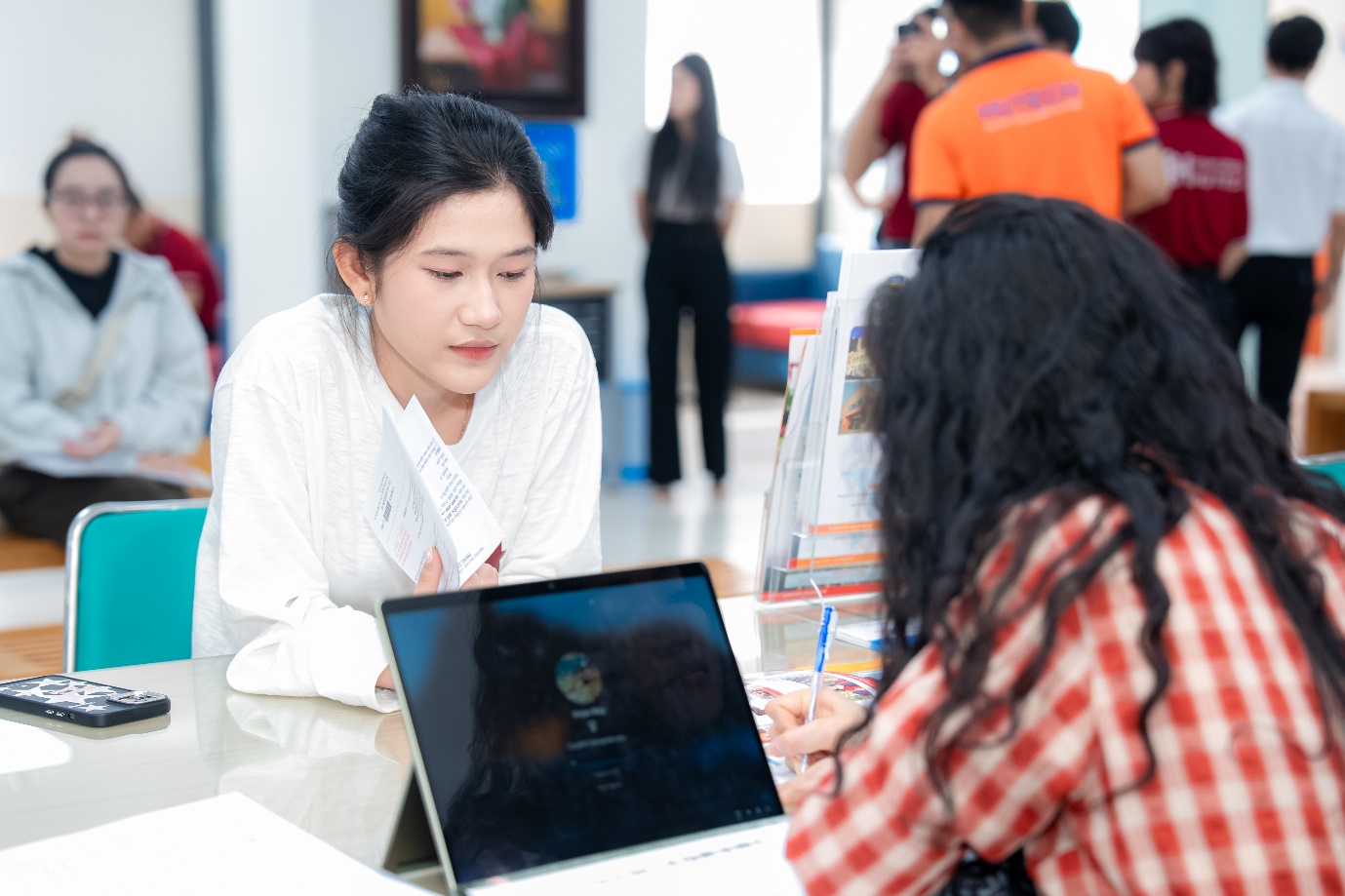 Chọn HUTECH m&ugrave;a nhập học 2026: Ng&agrave;nh học, học bổng v&agrave; niềm tin gia đ&igrave;nh - Ảnh 4.