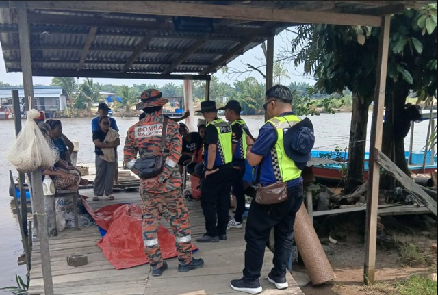 Đang bắt ốc c&ugrave;ng con g&aacute;i, người phụ nữ 78 tuổi bị c&aacute; sấu d&agrave;i gần 4 m&eacute;t k&eacute;o khỏi thuyền- Ảnh 1.