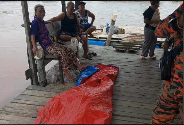 Đang bắt ốc c&ugrave;ng con g&aacute;i, người phụ nữ 78 tuổi bị c&aacute; sấu d&agrave;i gần 4 m&eacute;t k&eacute;o khỏi thuyền- Ảnh 2.