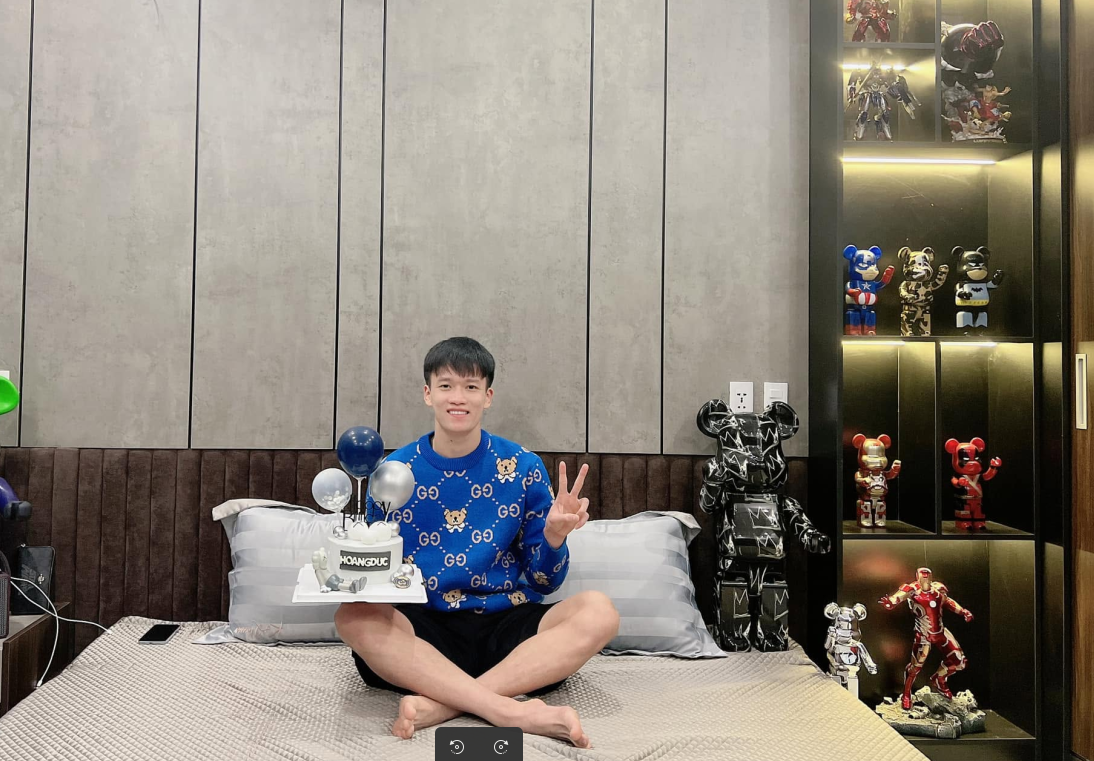 Cầu thủ tuyển Việt Nam 28 tuổi gi&agrave;nh 3 QBV, sở hữu khối t&agrave;i sản khủng nhưng t&igrave;nh duy&ecirc;n lận đận  - Ảnh 3.