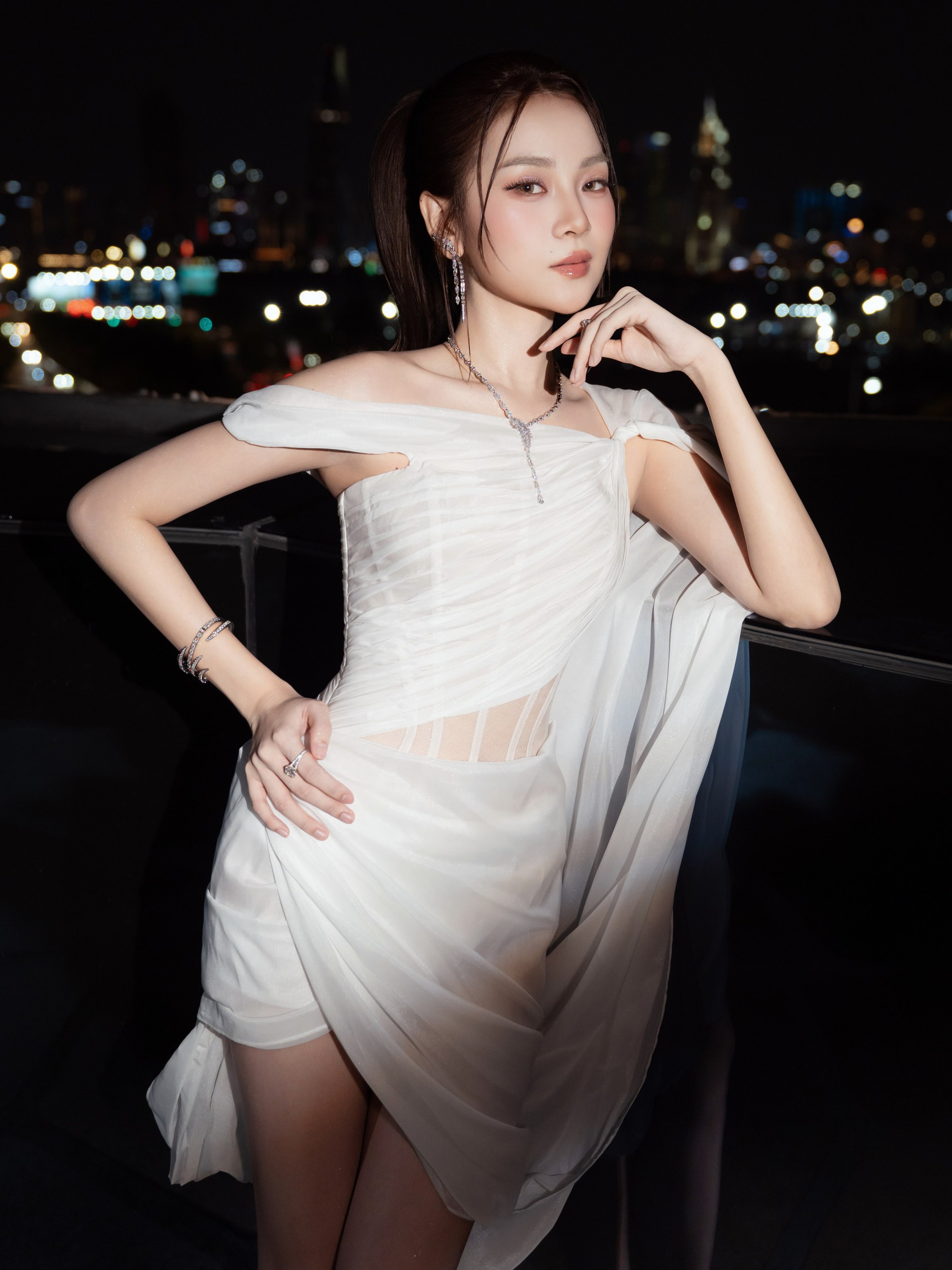 Hiếm lắm mới có mỹ nhân đứng cạnh Chi Pu và Thanh Thuỷ vẫn đẹp chói loá: Visual như ngọc quý, đố ai át vía nổi- Ảnh 2.