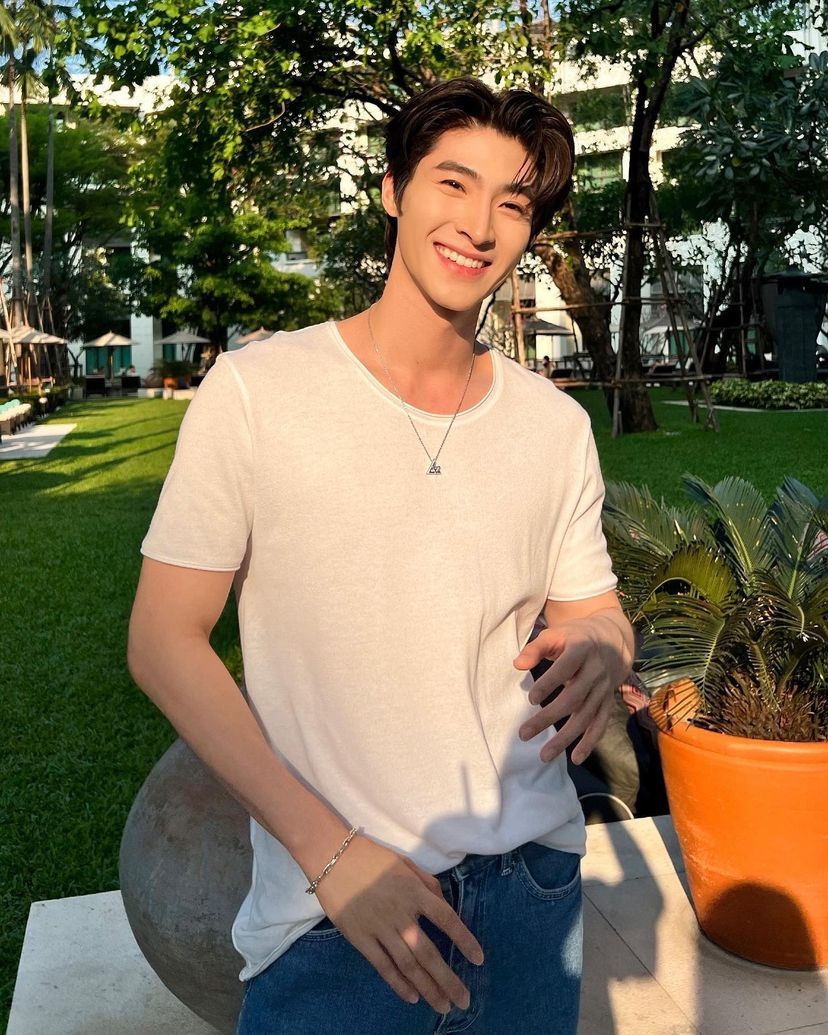 "T&igrave;nh trẻ" tin đồn của Lisa: Cao 1m83, visual s&aacute;ng bừng h&uacute;t hơn 2,5 triệu fan- Ảnh 7.
