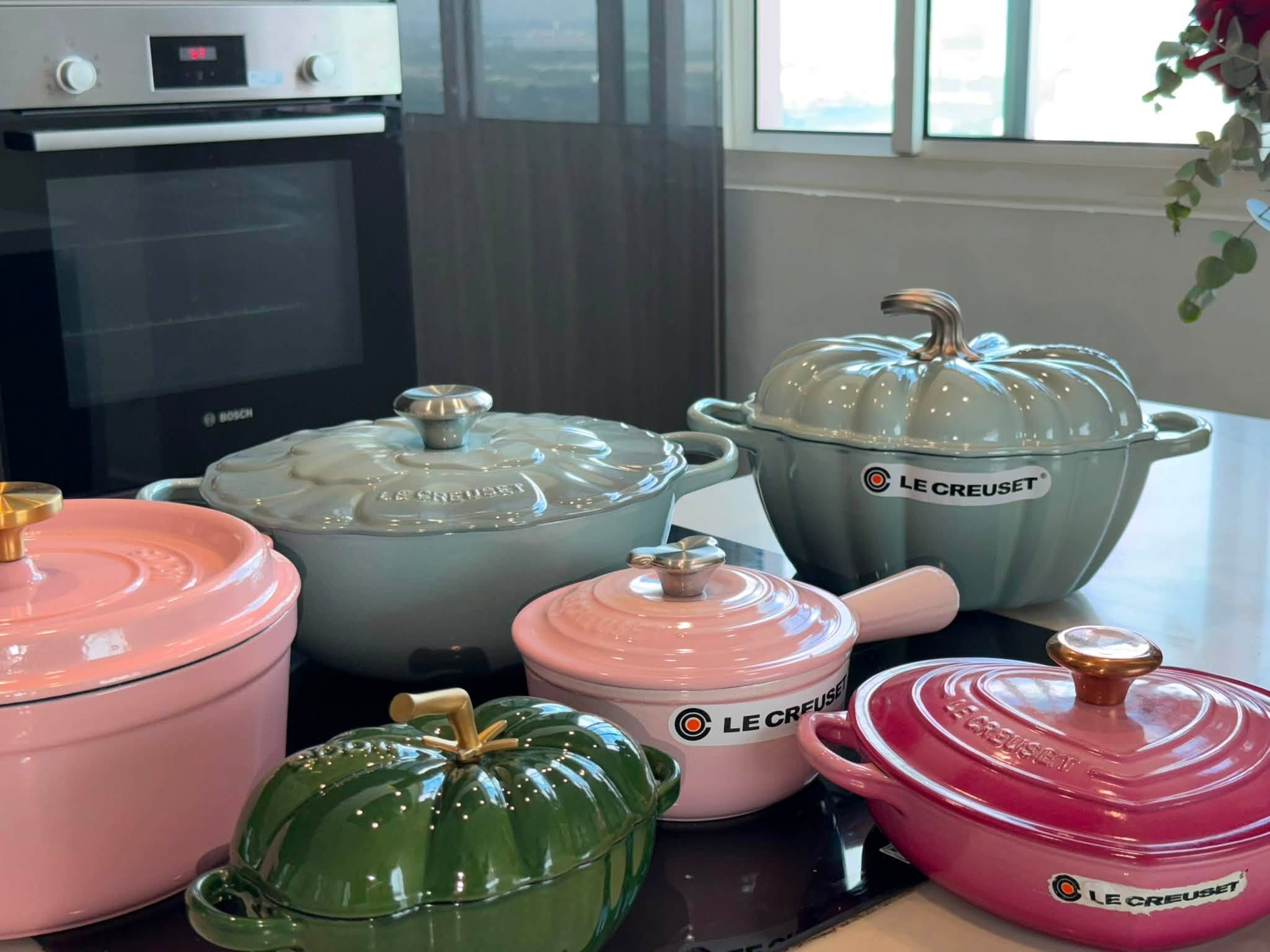 Kiều Loan vừa sắm bộ nồi xịn sò giá vài chục triệu, dân tình soi ngay “đụng hàng” với nồi mà Ngọc Loan sắm từ năm ngoái- Ảnh 2.