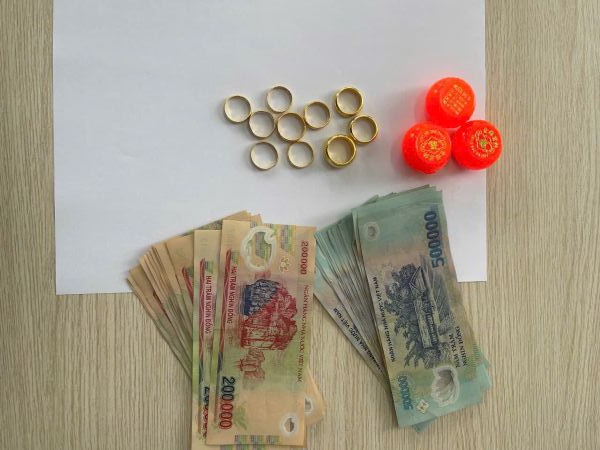 Người phụ nữ tr&igrave;nh b&aacute;o bị mất t&uacute;i x&aacute;ch đựng 10 nhẫn v&agrave;ng 24K c&ugrave;ng 17 triệu đồng: C&ocirc;ng an mời Phạm Thị Hằng SN 1991 l&ecirc;n l&agrave;m việc- Ảnh 2.