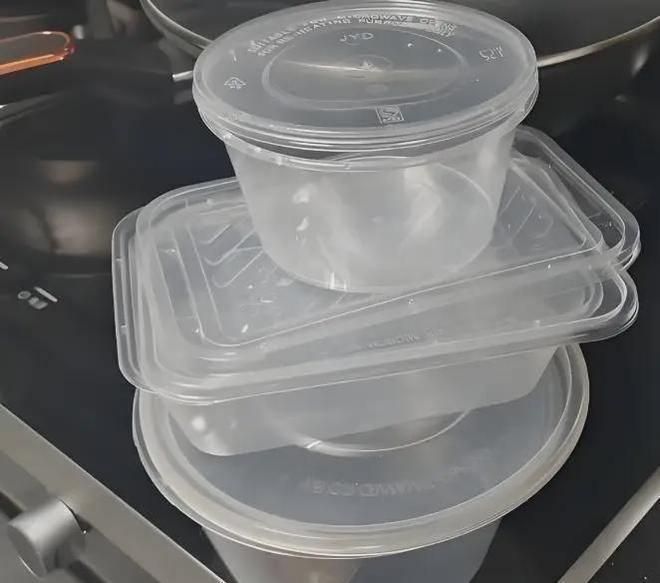 Lời khuy&ecirc;n cho những ai thường tiếc của, t&aacute;i sử dụng chai nước, th&igrave;a nhựa, hộp thức ăn...- Ảnh 2.