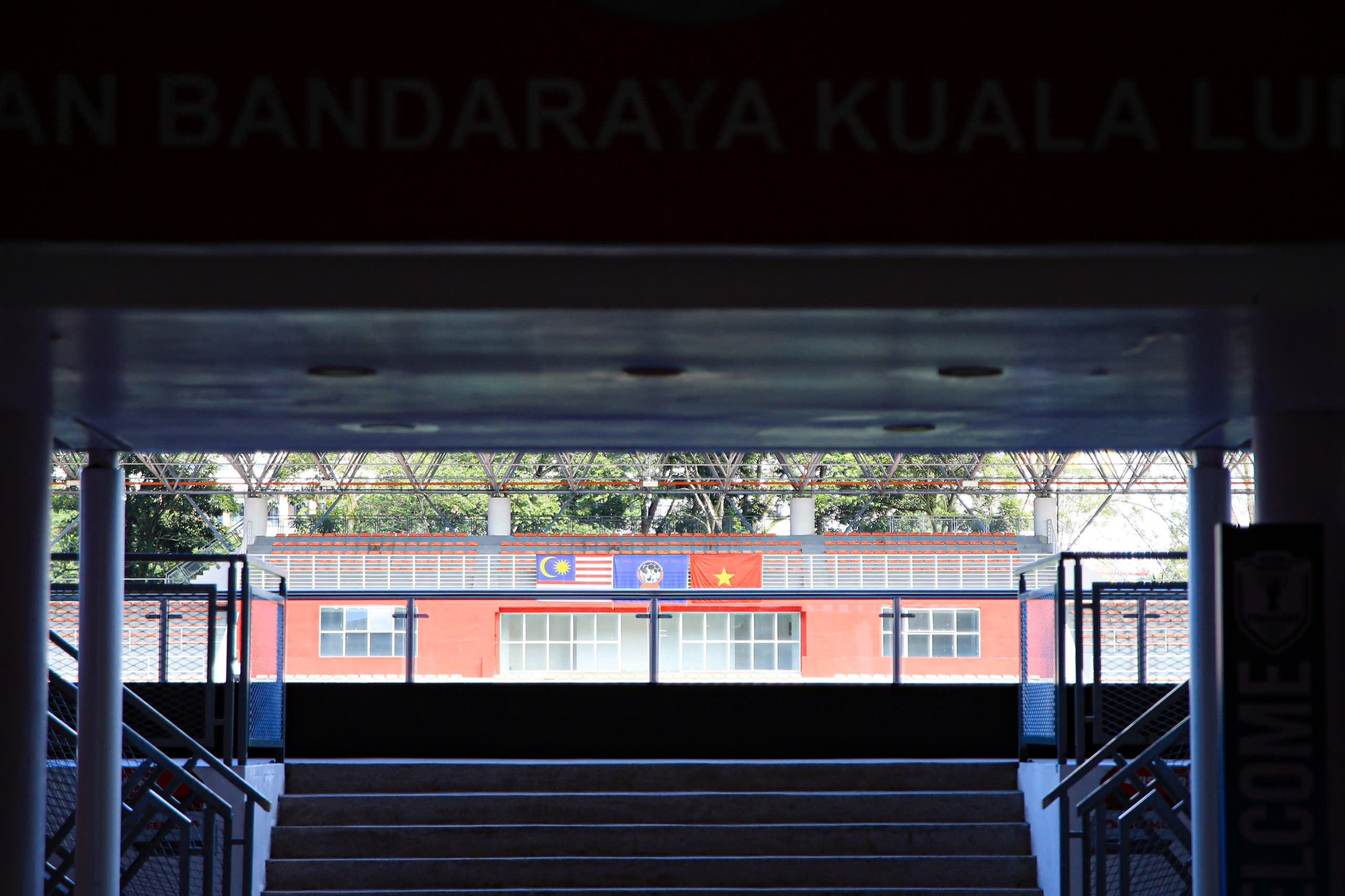 Cận cảnh "chảo lửa" Kuala Lumpur diễn ra trận ĐT Malaysia vs Việt Nam: Mặt cỏ l&aacute; gừng khiến Xu&acirc;n Son c&ograve;n ngao ng&aacute;n- Ảnh 7.