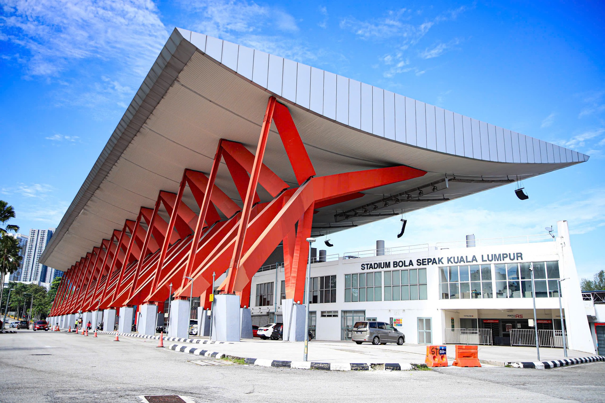 Cận cảnh "chảo lửa" Kuala Lumpur diễn ra trận ĐT Malaysia vs Việt Nam: Mặt cỏ l&aacute; gừng khiến Xu&acirc;n Son c&ograve;n ngao ng&aacute;n- Ảnh 1.