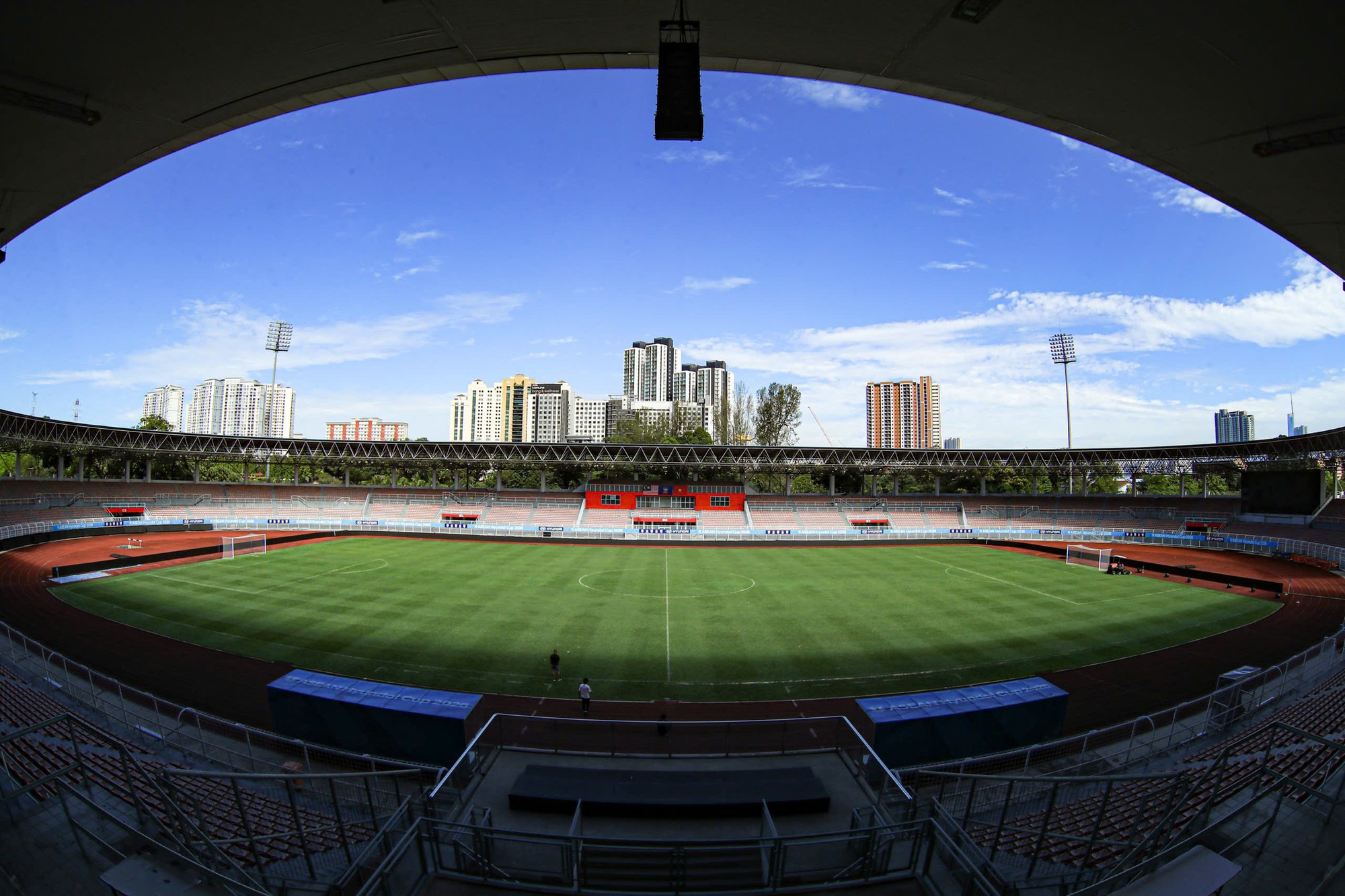 Cận cảnh "chảo lửa" Kuala Lumpur diễn ra trận ĐT Malaysia vs Việt Nam: Mặt cỏ l&aacute; gừng khiến Xu&acirc;n Son c&ograve;n ngao ng&aacute;n- Ảnh 3.