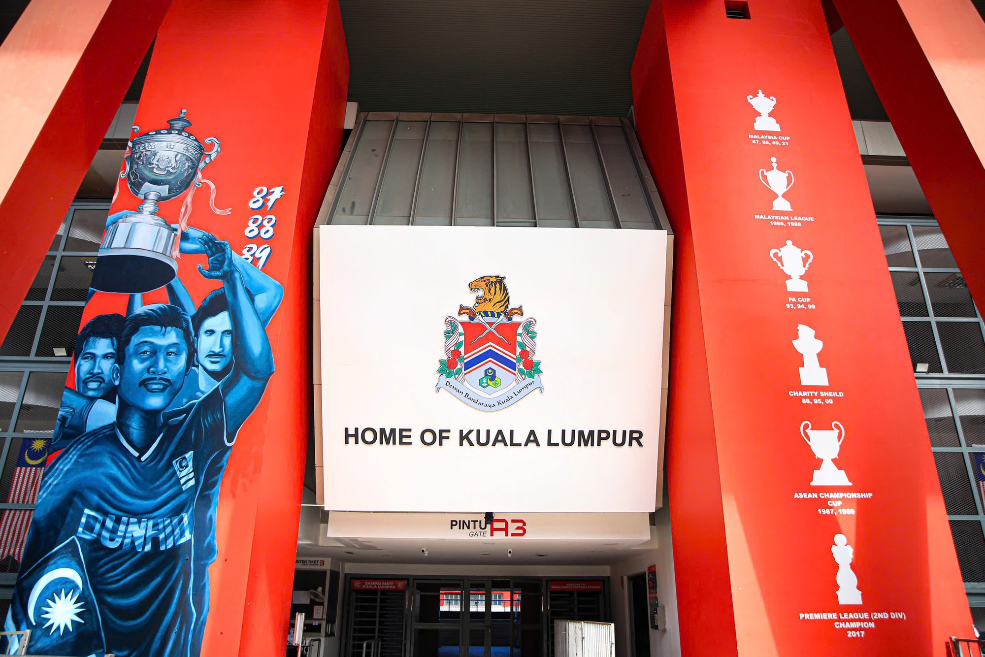 Cận cảnh "chảo lửa" Kuala Lumpur diễn ra trận ĐT Malaysia vs Việt Nam: Mặt cỏ l&aacute; gừng khiến Xu&acirc;n Son c&ograve;n ngao ng&aacute;n- Ảnh 10.