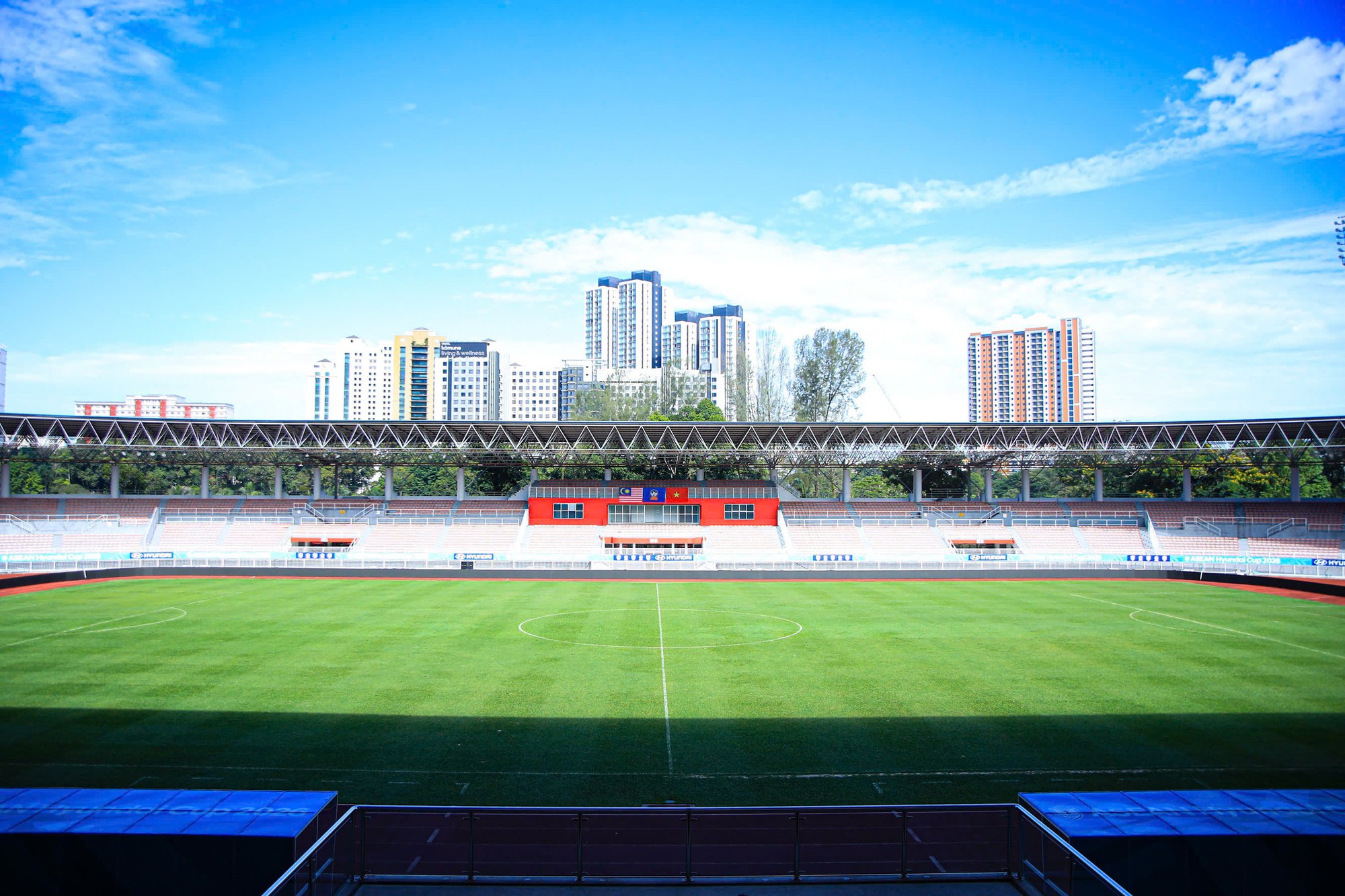 Cận cảnh "chảo lửa" Kuala Lumpur diễn ra trận ĐT Malaysia vs Việt Nam: Mặt cỏ l&aacute; gừng khiến Xu&acirc;n Son c&ograve;n ngao ng&aacute;n- Ảnh 4.