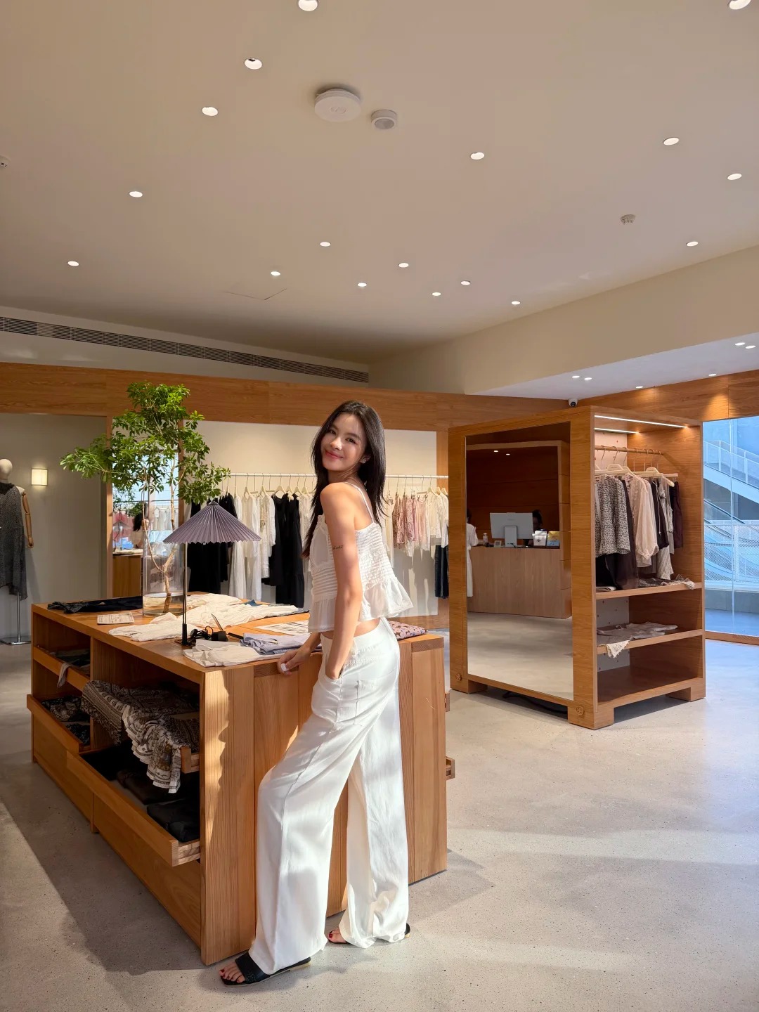 Vì sao những cửa hàng thời trang cao cấp luôn có "mùi riêng"? - Ảnh 2.