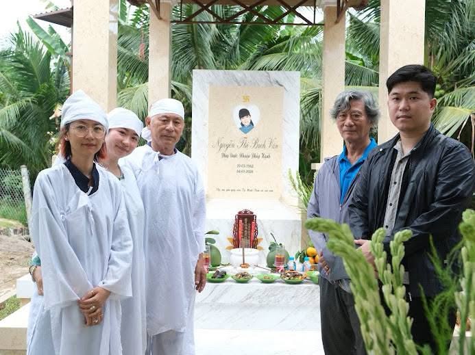 Nam NSND đ&atilde; x&acirc;y xong phần mộ cho vợ qu&aacute; cố qua đời ở tuổi 64, x&uacute;c động 3 tiếng "bạn đời ơi"- Ảnh 1.