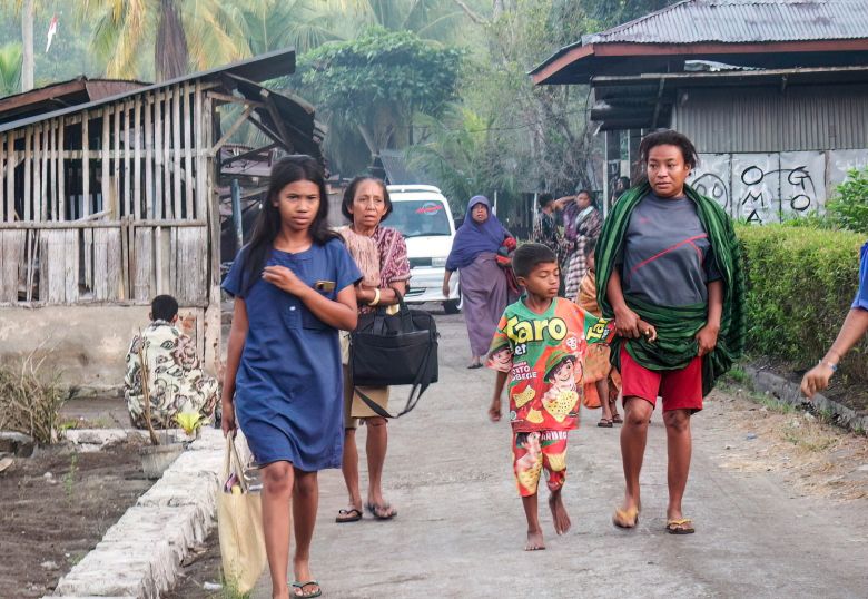 Cảnh tượng kinh hoàng trong trận động đất 7,7 độ rung chuyển Indonesia: Nhiều công trình đổ sập, người dân hoảng loạn sơ tán- Ảnh 2.