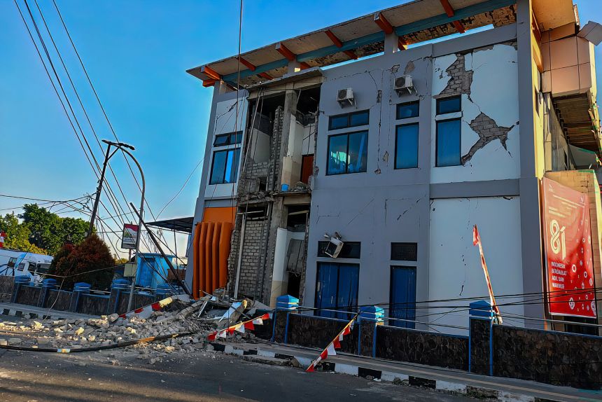 Cảnh tượng kinh hoàng trong trận động đất 7,7 độ rung chuyển Indonesia: Nhiều công trình đổ sập, người dân hoảng loạn sơ tán- Ảnh 3.