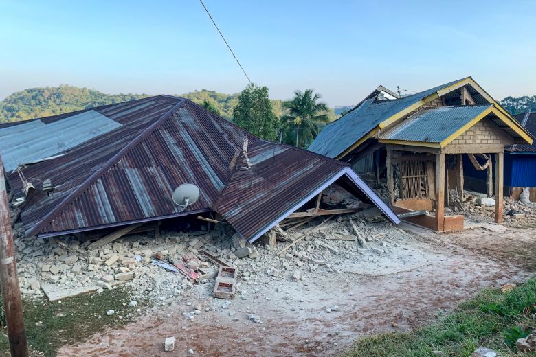 Cảnh tượng kinh hoàng trong trận động đất 7,7 độ rung chuyển Indonesia: Nhiều công trình đổ sập, người dân hoảng loạn sơ tán- Ảnh 1.