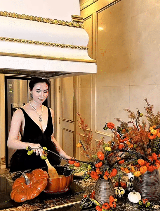 Kiều Loan vừa sắm bộ nồi xịn sò giá vài chục triệu, dân tình soi ngay “đụng hàng” với nồi mà Ngọc Loan sắm từ năm ngoái- Ảnh 7.