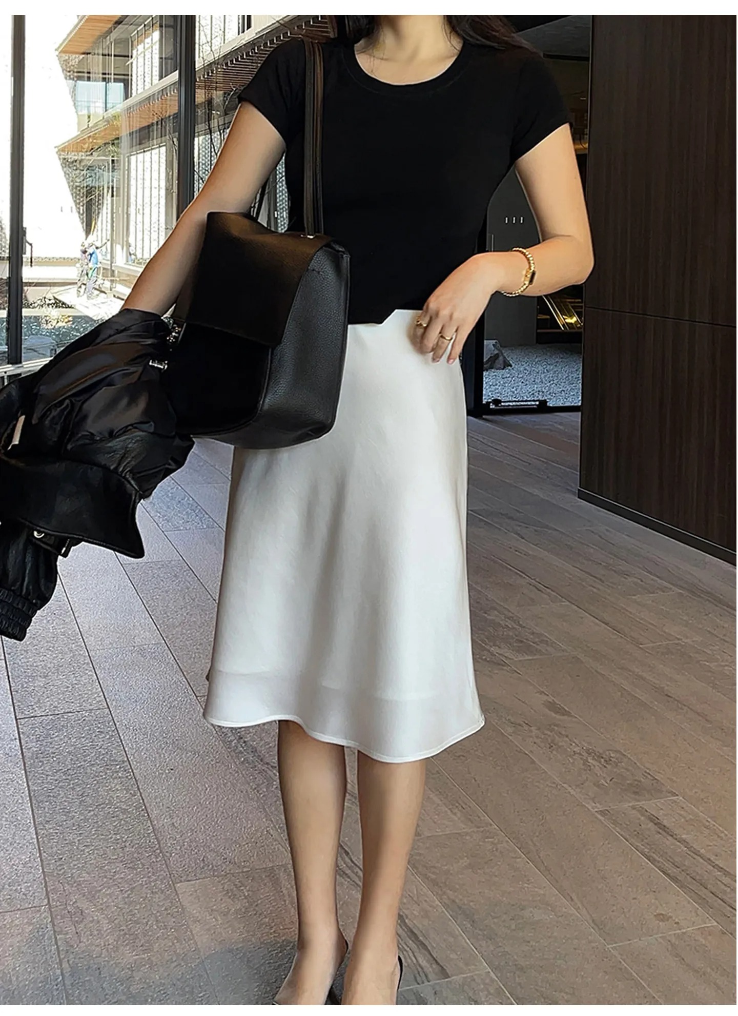 Muốn theo đuổi vẻ đẹp old money m&agrave; kh&ocirc;ng bị &ldquo;đứng tuổi&rdquo;, h&atilde;y thử 8 c&aacute;ch phối ch&acirc;n v&aacute;y satin trắng nhẹ nh&agrave;ng v&agrave; hiện đại n&agrave;y- Ảnh 10.