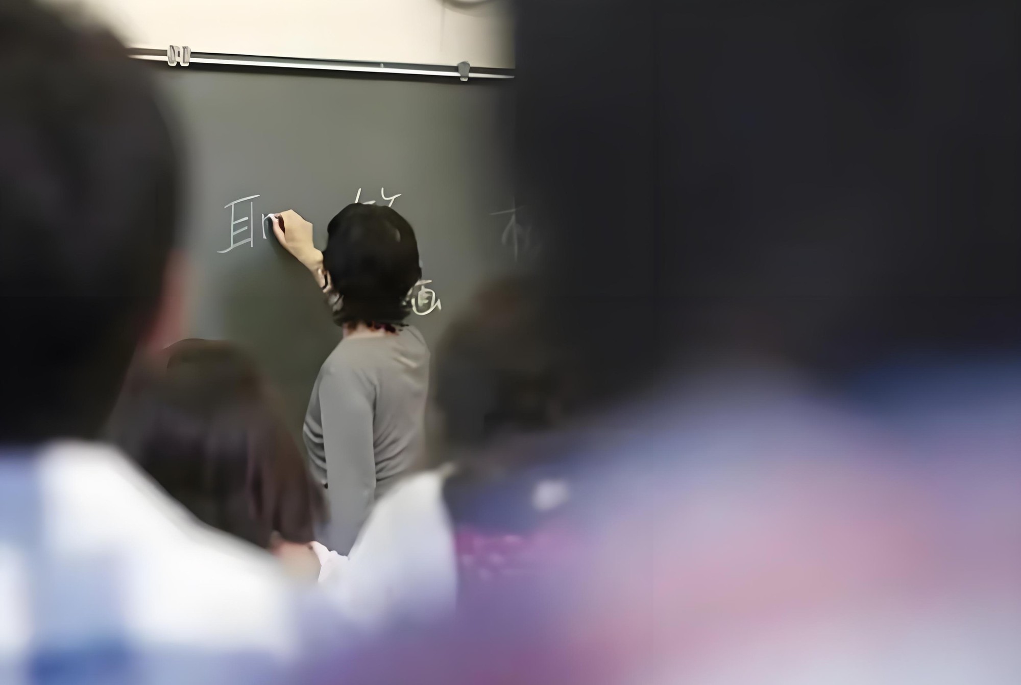 Đưa hơn 5 tỷ đồng nhờ giảng vi&ecirc;n đại học th&acirc;n quen chạy suất học cho con, người phụ nữ su&yacute;t ngất khi biết: "Tất cả l&agrave; một vở kịch" - Ảnh 1.