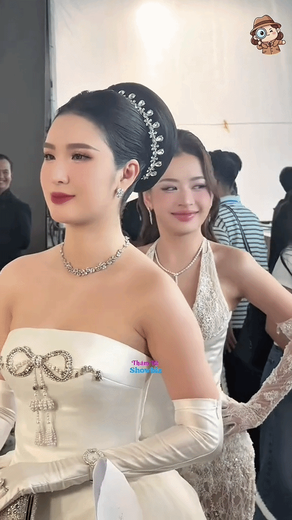 Ph&uacute; b&agrave; Ngọc Loan chung khung h&igrave;nh với mỹ nh&acirc;n đẹp nhất VN: Kh&ocirc;ng ngờ c&ugrave;ng sinh năm 1993, nhiều thứ qu&aacute; kh&aacute;c - Ảnh 1.
