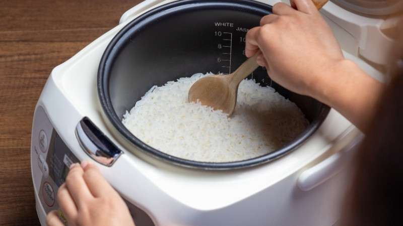 Lời khuyên cho những người hay mở nắp nồi cơm điện ngay khi cơm vừa chín- Ảnh 1.