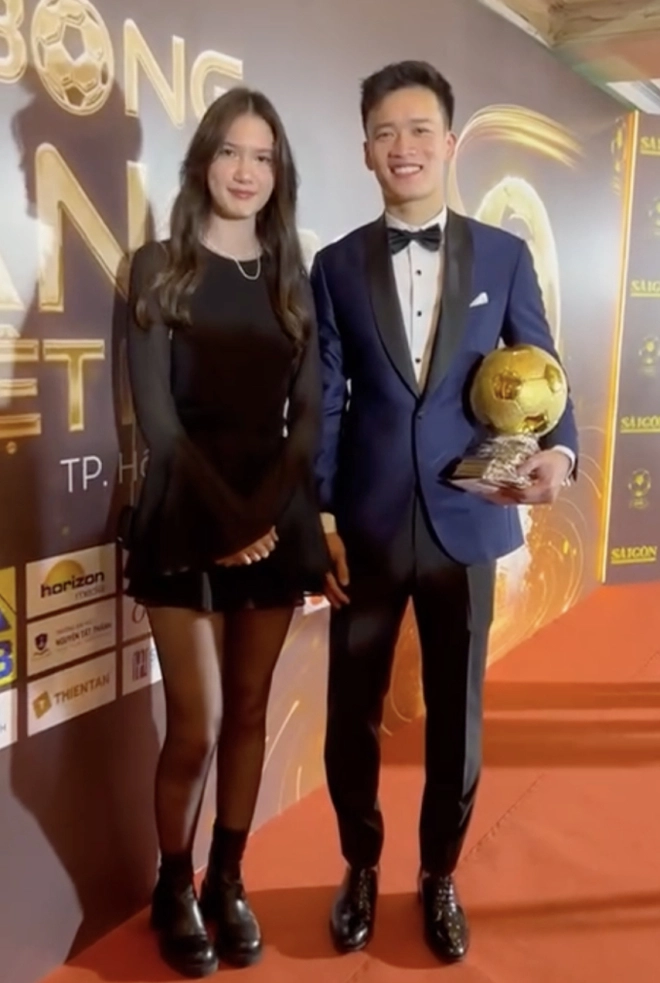 Chân dài 2k7 lai Việt - Nga gây sốt vì xinh như búp bê, là em gái thủ môn nổi tiếng, cao vượt Văn Toàn, bẽn lẽn cạnh Hoàng Đức- Ảnh 7.
