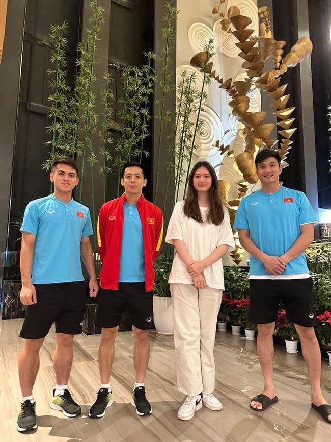 Chân dài 2k7 lai Việt - Nga gây sốt vì xinh như búp bê, là em gái thủ môn nổi tiếng, cao vượt Văn Toàn, bẽn lẽn cạnh Hoàng Đức- Ảnh 6.
