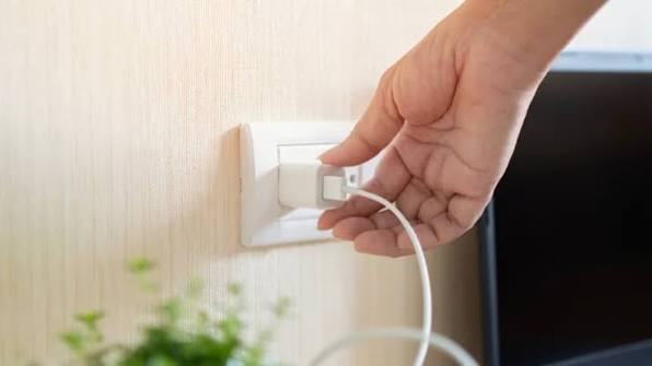 Chuyện g&igrave; xảy ra khi sạc điện thoại cả đ&ecirc;m?- Ảnh 1.