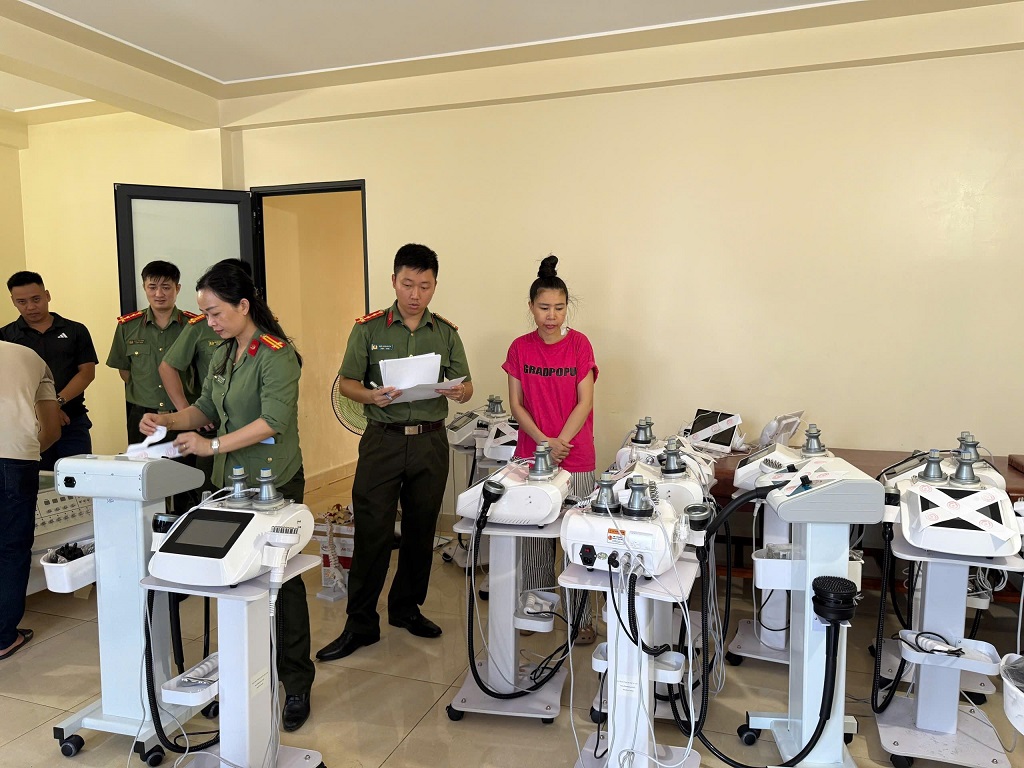 Công an khám xét cơ sở điều trị bệnh xương khớp trái phép "Phúc Tâm 8", tạm giam 3 đối tượng với giao dịch hơn 9 tỷ đồng- Ảnh 1.
