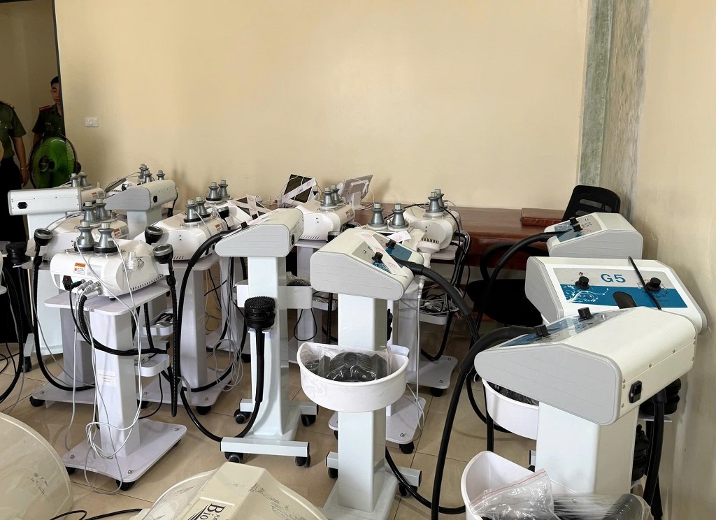 Công an khám xét cơ sở điều trị bệnh xương khớp trái phép "Phúc Tâm 8", tạm giam 3 đối tượng với giao dịch hơn 9 tỷ đồng- Ảnh 2.