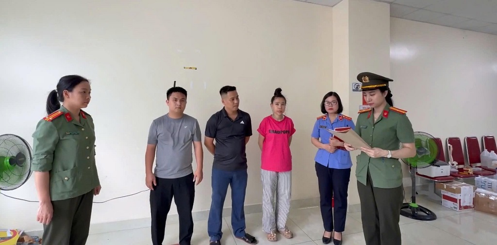 Công an khám xét cơ sở điều trị bệnh xương khớp trái phép "Phúc Tâm 8", tạm giam 3 đối tượng với giao dịch hơn 9 tỷ đồng- Ảnh 4.