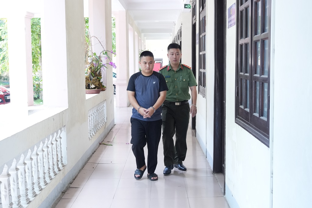 Công an khám xét cơ sở điều trị bệnh xương khớp trái phép "Phúc Tâm 8", tạm giam 3 đối tượng với giao dịch hơn 9 tỷ đồng- Ảnh 5.