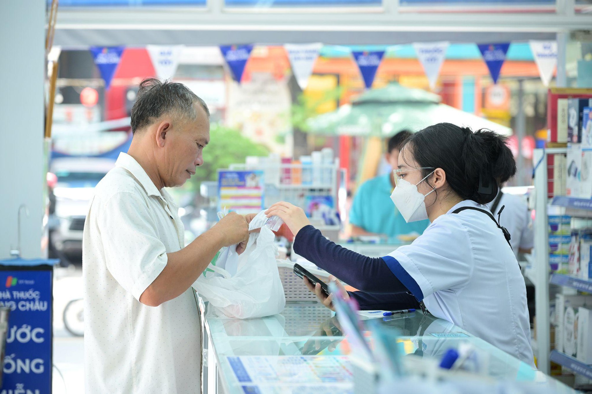 Thêm lựa chọn điều trị Covid-19 cho bệnh nhân nguy cơ tiến triển nặng: Long Châu sẵn sàng nguồn cung thuốc được FDA phê duyệt - Ảnh 1.