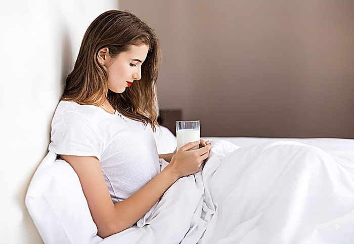 Hồi trẻ uống sữa b&igrave;nh thường, sao giờ ngo&agrave;i 40 cứ uống l&agrave; đầy bụng, c&oacute; khi phải chạy vội?- Ảnh 1.