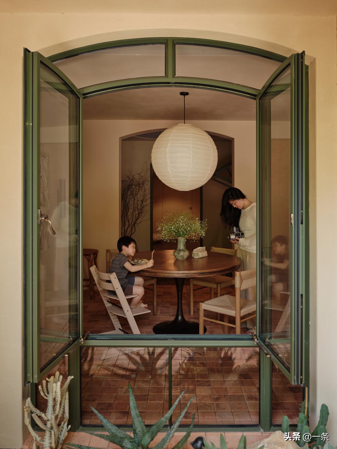 Người phụ nữ 33 tuổi cải tạo căn nh&agrave; bỏ hoang th&agrave;nh tổ ấm 680m&sup2;: Kh&ocirc;ng ph&ograve;ng kh&aacute;ch truyền thống, sống giữa c&acirc;y xanh như nghỉ dưỡng mỗi ng&agrave;y- Ảnh 28.