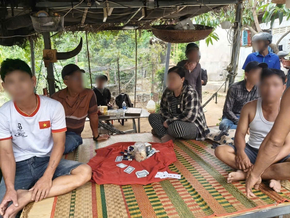 C&ocirc;ng an kiểm tra một hộ gia đ&igrave;nh, mời 7 người li&ecirc;n quan đến số tiền 5.574.000 đồng về trụ sở l&agrave;m việc - Ảnh 1.