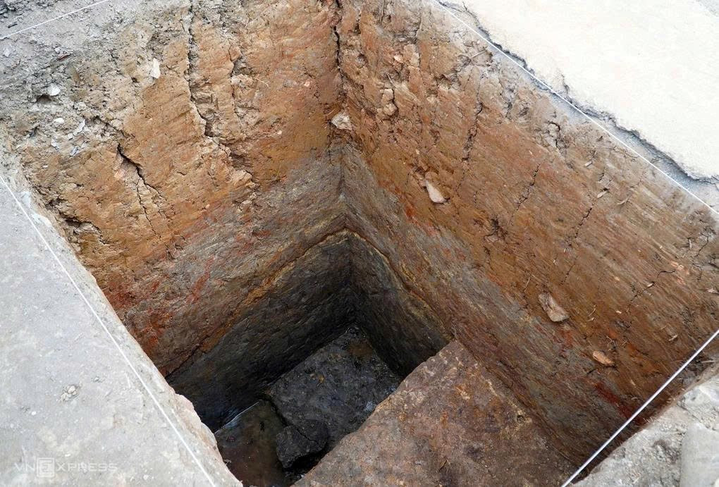 Đ&agrave;o đất, người d&acirc;n ph&aacute;t hiện vật h&igrave;nh trụ d&agrave;i 3m m&agrave;u lạ, chuy&ecirc;n gia x&aacute;c nhận b&aacute;u vật hơn 1.000 năm tuổi- Ảnh 1.
