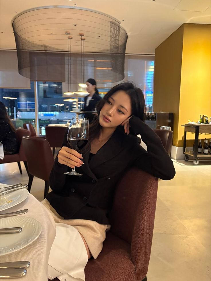 Tại sao khi d&ugrave;ng bữa ở nh&agrave; h&agrave;ng 5 sao, ngồi xuống n&ecirc;n đặt khăn ăn l&ecirc;n đ&ugrave;i?- Ảnh 3.