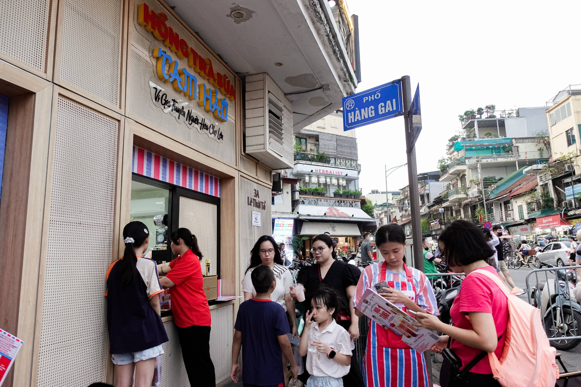 Thu&ecirc; địa điểm "đắt như v&agrave;ng" giữa trung t&acirc;m phố cổ, b&aacute;n tr&agrave; sữa gi&aacute; 7000/ly: Tam Hảo đang t&iacute;nh to&aacute;n th&ocirc;ng minh hay mạo hiểm?- Ảnh 3.