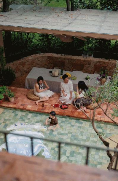 Người phụ nữ 33 tuổi cải tạo căn nh&agrave; bỏ hoang th&agrave;nh tổ ấm 680m&sup2;: Kh&ocirc;ng ph&ograve;ng kh&aacute;ch truyền thống, sống giữa c&acirc;y xanh như nghỉ dưỡng mỗi ng&agrave;y- Ảnh 3.