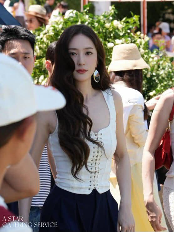 "C&ocirc;ng ch&uacute;a băng gi&aacute;" lừng danh showbiz: Thời gian như đ&oacute;ng băng tr&ecirc;n gương mặt suốt 13 năm!- Ảnh 4.