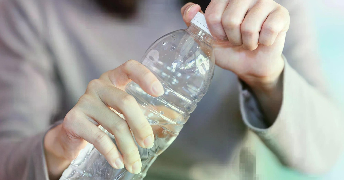 Lời khuyên cho những người thường uống nước trong chai nhựa dùng 1 lần - Ảnh 3.