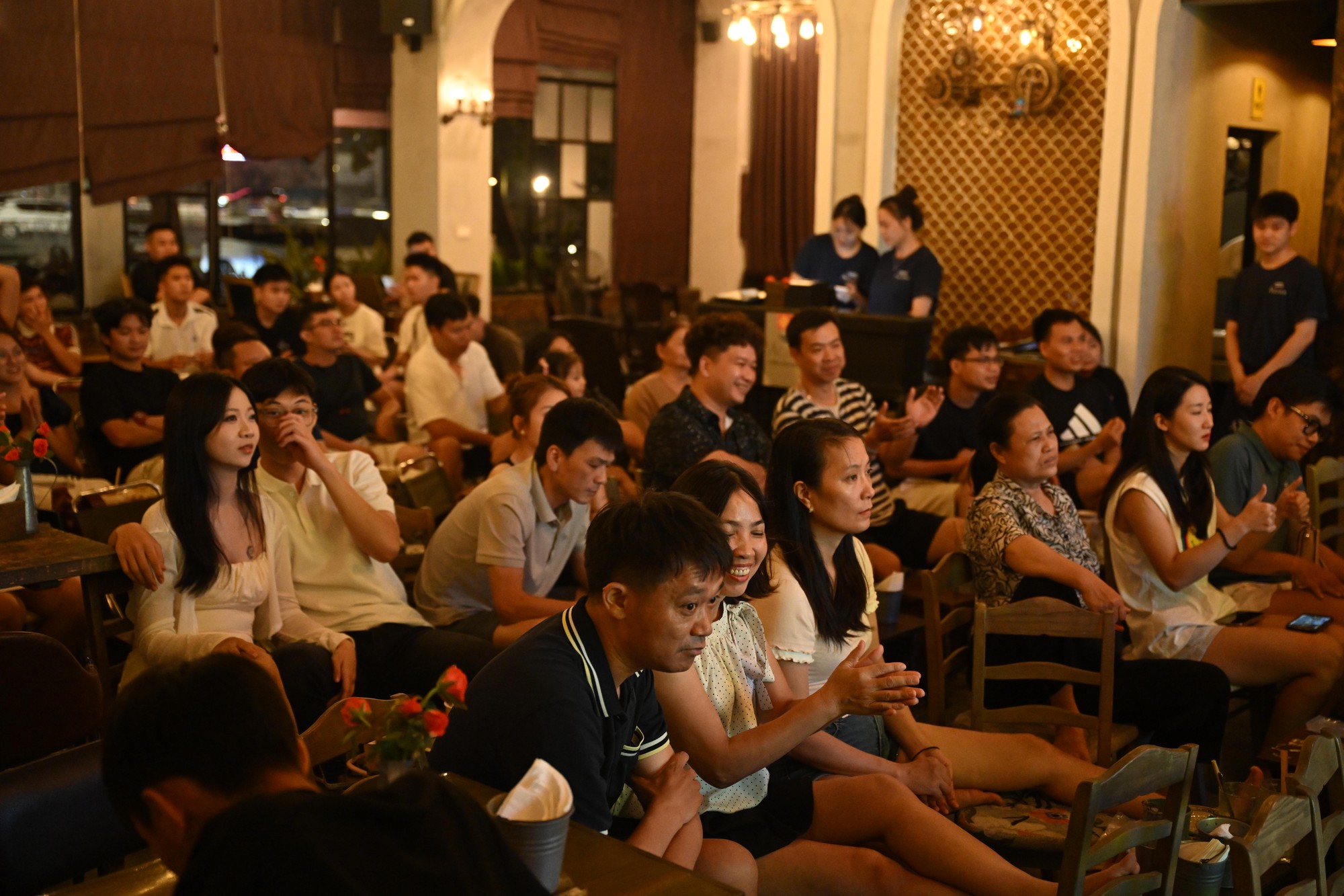 Ch&ugrave;m ảnh: Cảm x&uacute;c CĐV Việt Nam &ldquo;l&ecirc;n xuống&rdquo; như t&agrave;u lượn trong trận b&aacute;n kết với Malaysia - Ảnh 15.