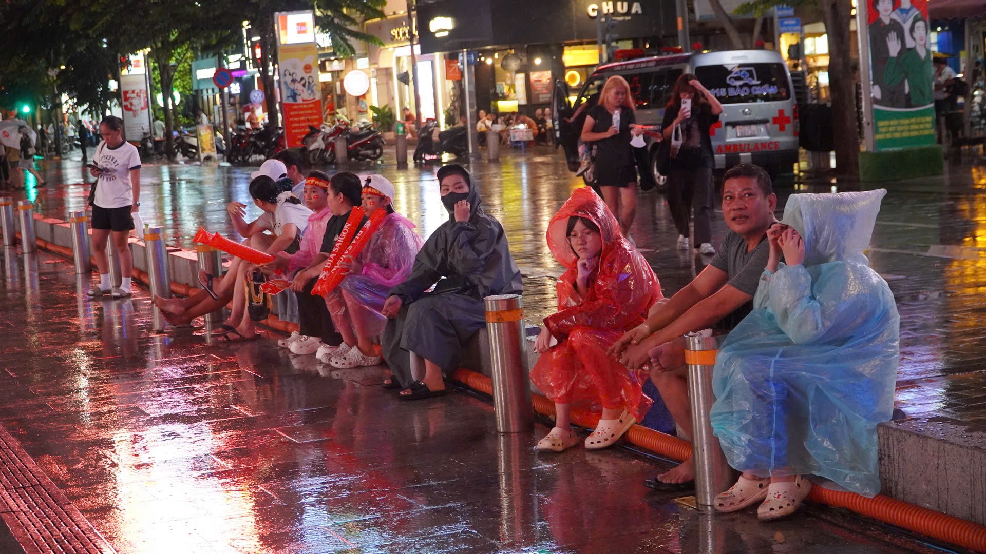 Ch&ugrave;m ảnh: Cảm x&uacute;c CĐV Việt Nam &ldquo;l&ecirc;n xuống&rdquo; như t&agrave;u lượn trong trận b&aacute;n kết với Malaysia - Ảnh 3.
