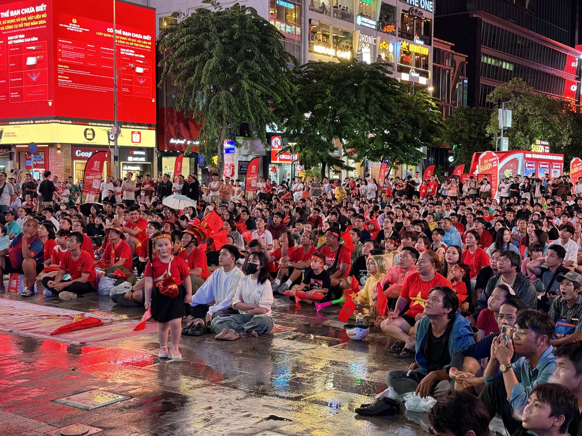 Ch&ugrave;m ảnh: Cảm x&uacute;c CĐV Việt Nam &ldquo;l&ecirc;n xuống&rdquo; như t&agrave;u lượn trong trận b&aacute;n kết với Malaysia - Ảnh 5.