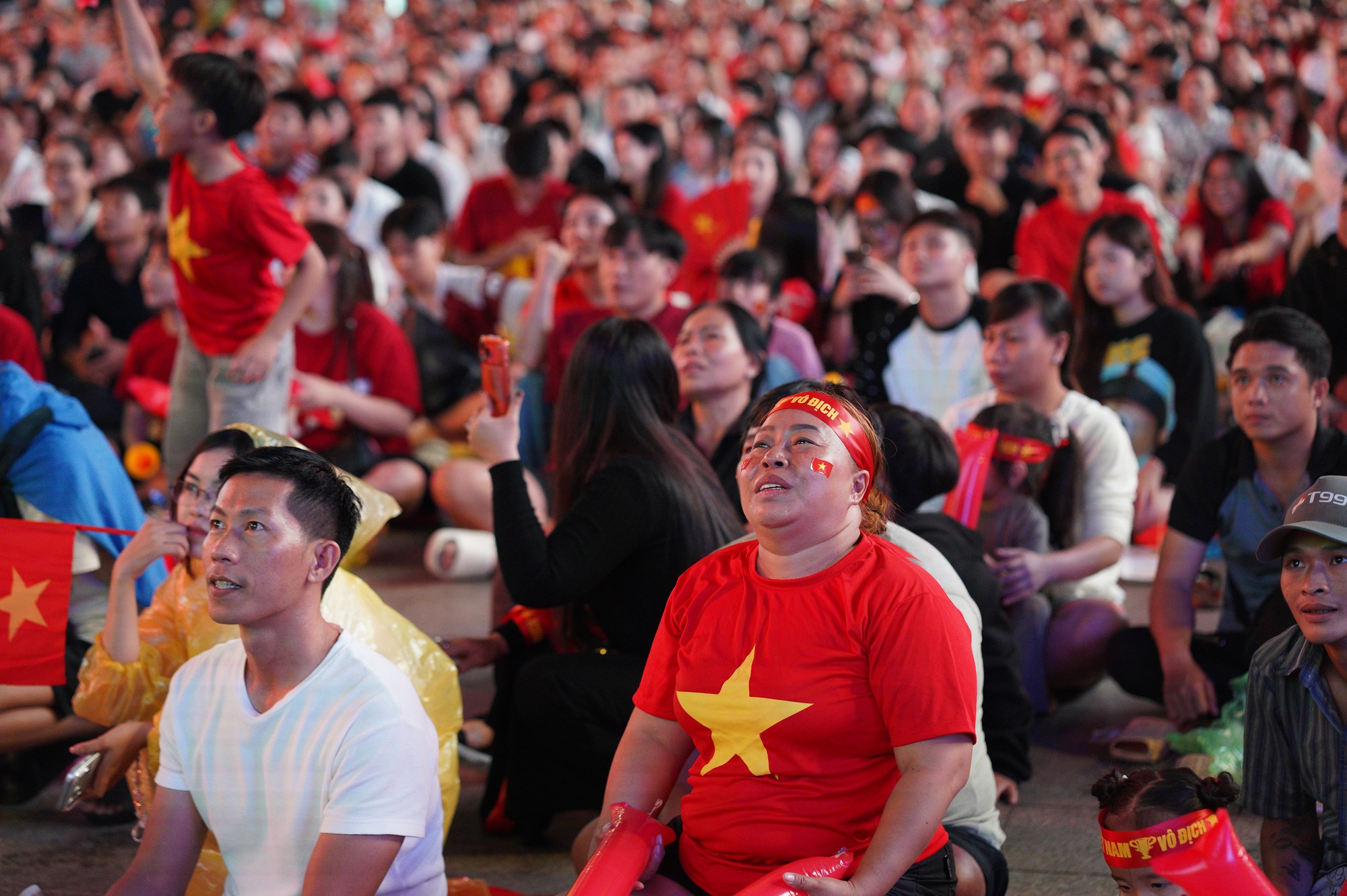 Ch&ugrave;m ảnh: Cảm x&uacute;c CĐV Việt Nam &ldquo;l&ecirc;n xuống&rdquo; như t&agrave;u lượn trong trận b&aacute;n kết với Malaysia - Ảnh 13.