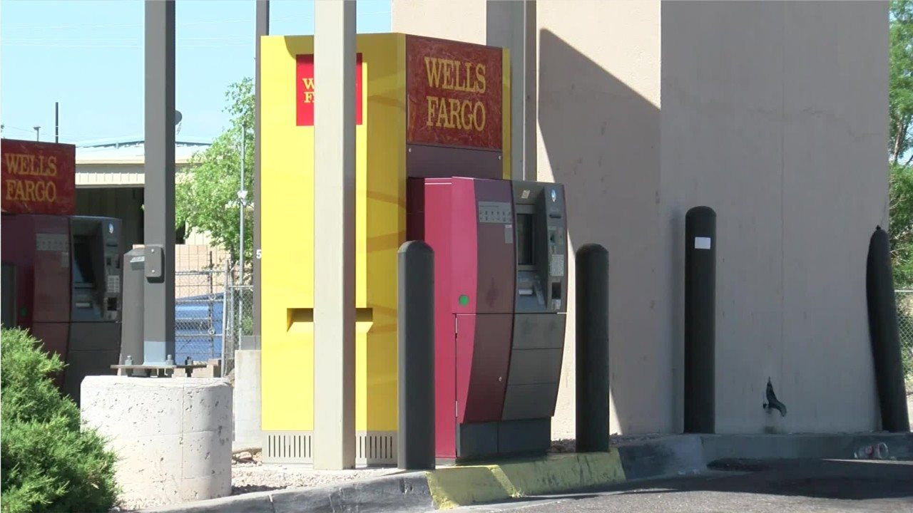 Ph&aacute;t hiện t&uacute;i bọc chứa hơn 5,3 tỷ đồng tiền mặt bị bỏ lại cạnh c&acirc;y ATM- Ảnh 1.